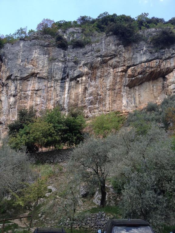 Massone Climbing Home Arco Bagian luar foto